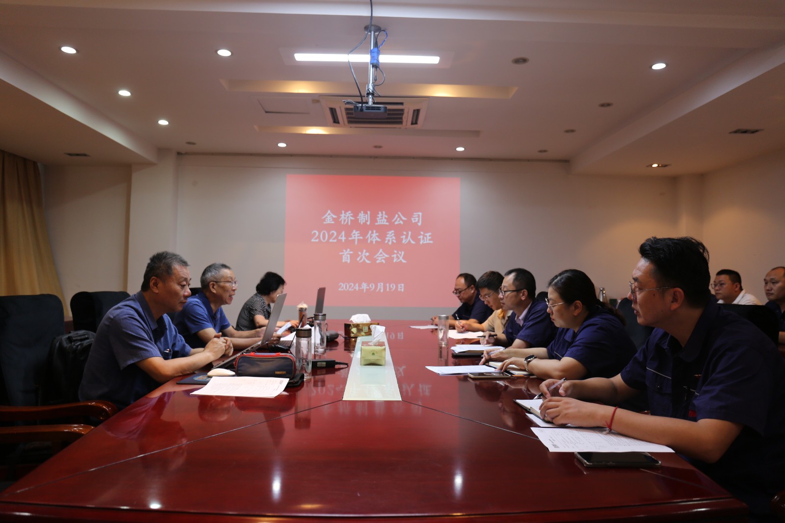 近日，金橋制鹽公司通過北京世標(biāo)認(rèn)證中心審核，給予食品安全管理體系、環(huán)境管理體系和職業(yè)健康安全管理體系認(rèn)證“保持認(rèn)證資格”的監(jiān)督審核結(jié)論，給予質(zhì)量管理體系認(rèn)證“再次注冊”的再認(rèn)證審核結(jié)論。通過審核，是對公司精細(xì)化管理成果的檢驗(yàn)，促進(jìn)公司內(nèi)控管理水平持續(xù)提升。（李曉月）